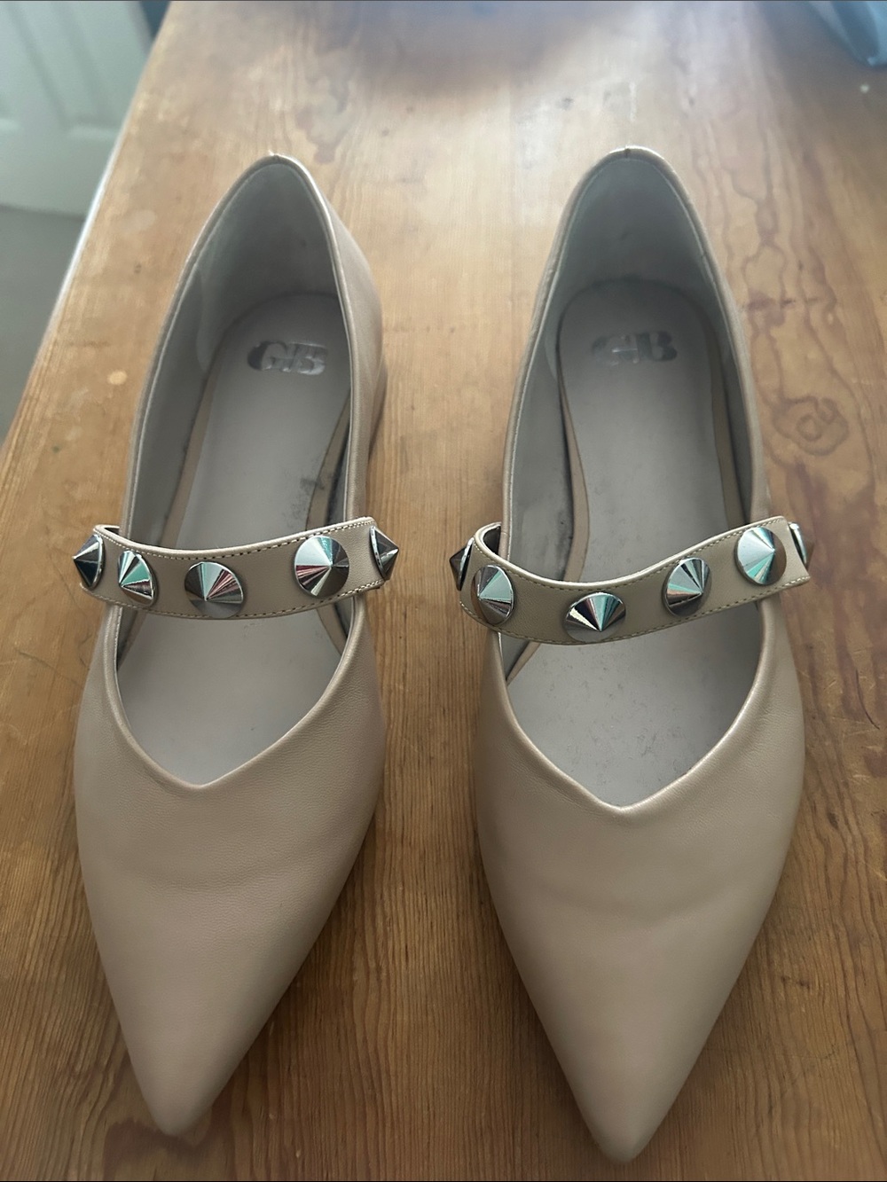 Gianni Bini Stud-Accent Cream leather pointed Mary Jane Flats size 10